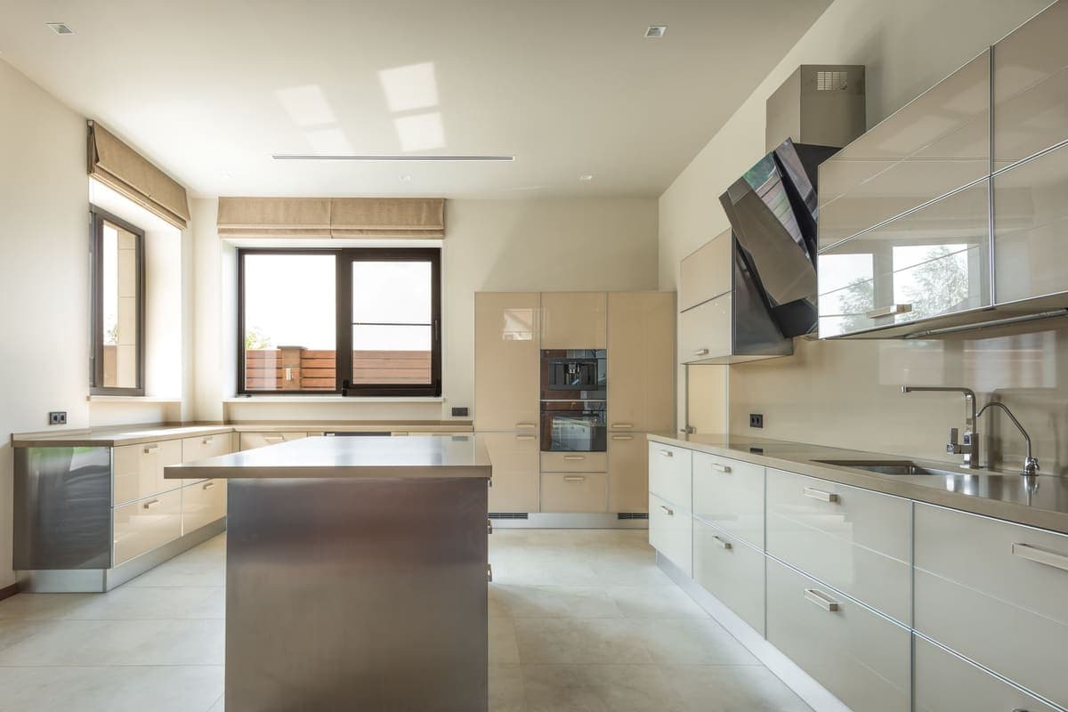 Clean modern kitchen with an island and handleless cabinets